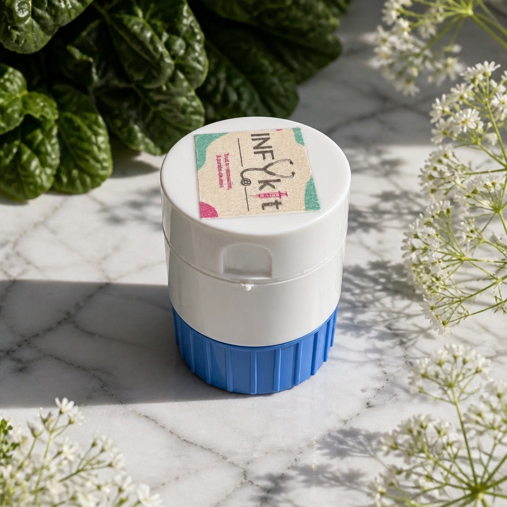 Pilulier 4-en-1 Portable – Coupe, Broyeur, Boîte à Médicaments et Gobelet